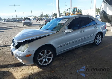 2003 Mercedes-Benz C 320 Sport z USA, uszkodzony, nr VIN WDBRF64JX3F395882